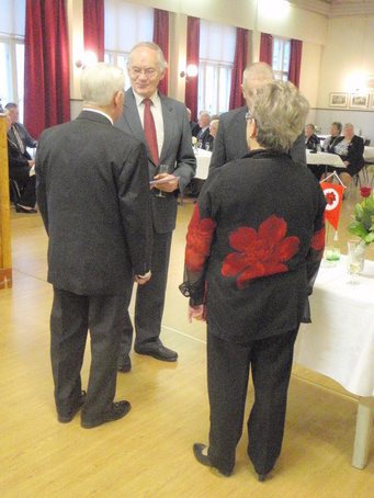 Harding Lindholm och Torsten Gabrielsson (skymd) från Ekenäspensinstagare uppvaktar