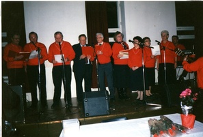 Arbetarföreningens sånggrupp 1993. Presidentkandidaten Martti Ahtisaari sjunger med