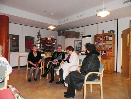 Damerna på besök i hälsocentralen (julfesten 2013) 